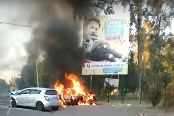 Un taxi chocó contra otro auto