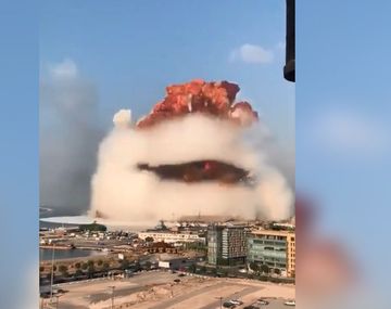 Al menos 50 muertos y 2750 heridos por gigantescas explosiones en el puerto de Beirut