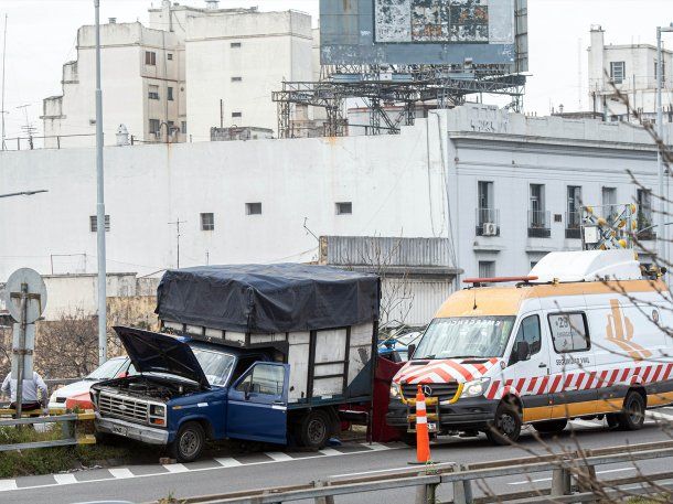 Un hombre murió arrollado por su camioneta cuando intentaba arreglarla en la autopista 9 de Julio