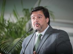 Adrián Peña no será precandidato presidencial por el Partido Colorado. Adrián Peña no será precandidato presidencial por el Partido Colorado.