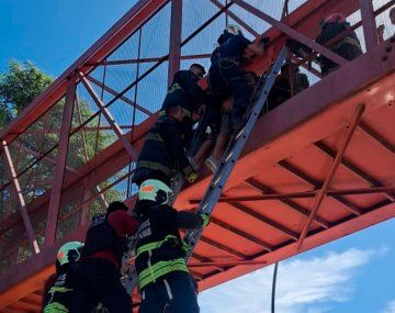 Rescataron a un hombre que amenazaba con tirarse de un puente