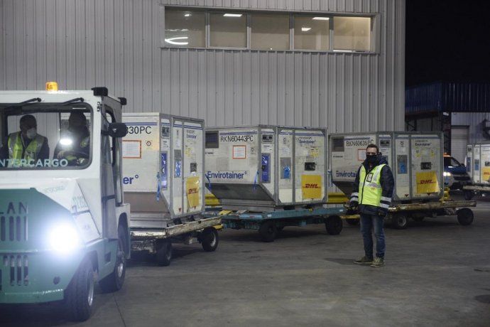 Llegaron más vacunas: más de 800 mil de AstraZeneca y 600 mil de Sputnik V