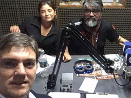 Hacen un programa de radio para buscar a sus padres y ayudar a otros