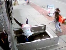 Mirá cómo se cayó una mujer en un pozo por mirar el celular