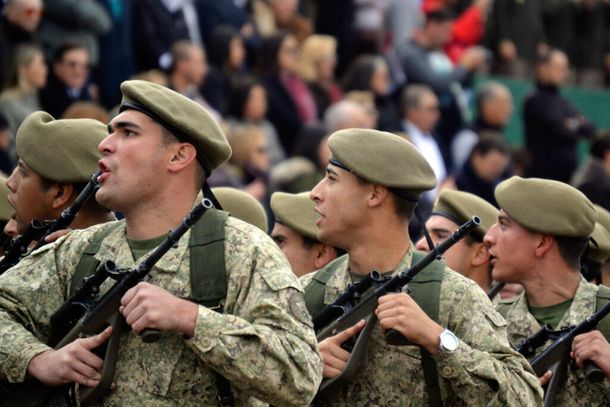 El senador Jorge Gandini pretende que el Ejército Nacional auxilie a la Policía en barrios peligrosos de la capital.