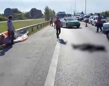 Un parapentista cayó sobre la Autopista en Luján y murió atropellado