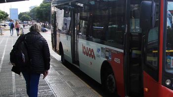 Colectivos con la leyenda Las Islas Malvinas son argentinas Colectivos con la leyenda Las Islas Malvinas son argentinas