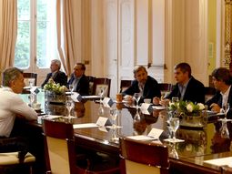 macri arranca con reuniones de gabinete itinerantes por todo el pais macri arranca con reuniones de gabinete itinerantes por todo el pais