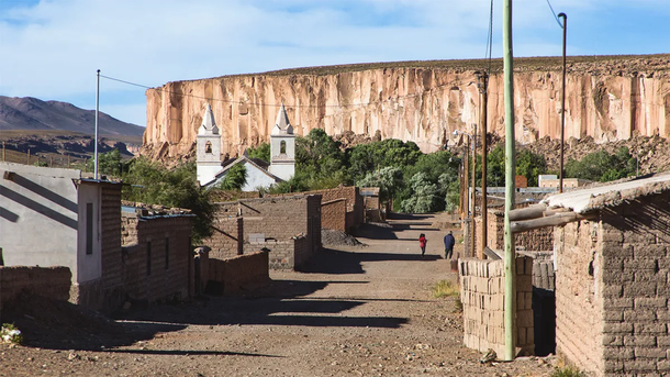 El pueblo jujeño que combina arte rupestre y paisajes únicos.