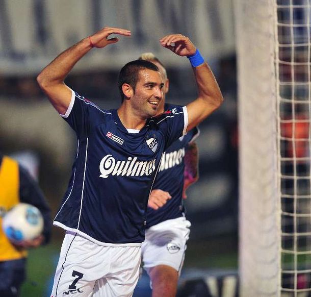 Quilmes derrotó a Racing y hundió a Independiente