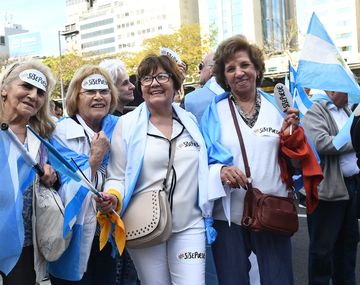 Mujeres macristas se congregan en el Obelisco