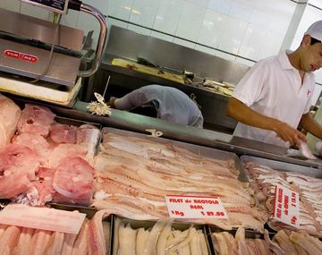 El Gobierno acuerda con supermercados congelar el precio del pescado