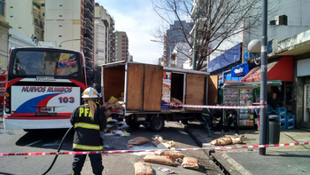 cinco heridos al chocar un colectivo con un camion en flores cinco heridos al chocar un colectivo con un camion en flores