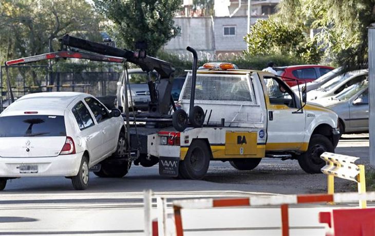 Grúas sin control: denuncian que salen a cazar infractores