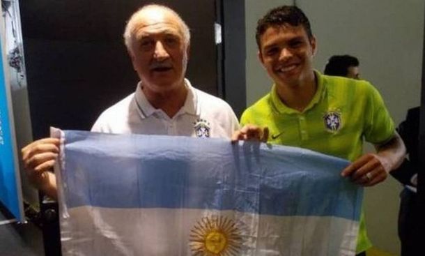 Scolari y Thiago Silva posaron con una bandera argentina antes del partido