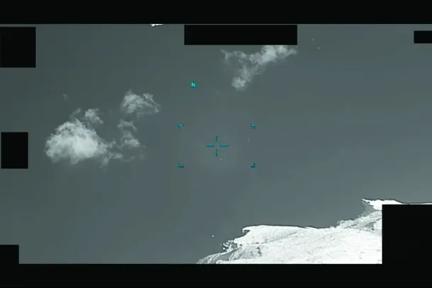 Presencia de un UAP (fenómeno aéreo no identificado) cerca de Grecia, volando directamente sobre el océano hacia tierra en octubre de 2023