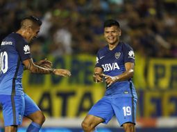 Bou y Centurión, celebrando el segundo gol de Boca Bou y Centurión, celebrando el segundo gol de Boca