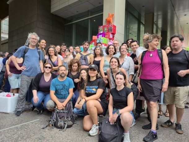 Una Navidad con ciencia: investigadores protestaron frente al Polo Científico contra el ajuste