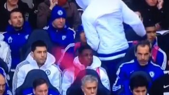 minuto de furia: diego costa se enojo con mourinho y le tiro una pechera