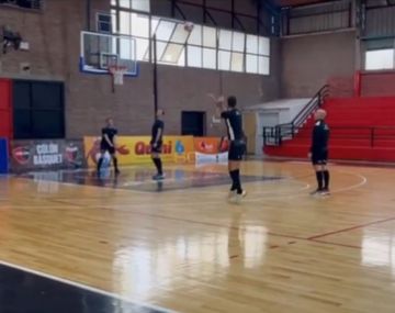 La terna arbitral de Colón-Racing entró en calor jugando básquet pero no la embocaron