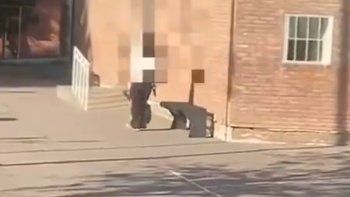 detuvieron a un celador acusado de abusar de la adolescente que se atrinchero en una escuela detuvieron a un celador acusado de abusar de la adolescente que se atrinchero en una escuela