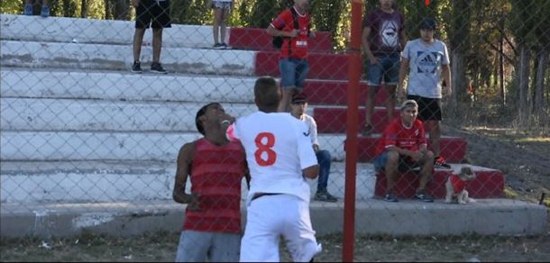 VIDEO: Jugadores de Independiente de Neuquén le pegaron a un hincha que los insultaba