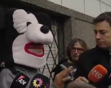 Disfrazado de Mickey, Ezequiel habló en la puerta de casa de Claudia Ferro el pasado viernes