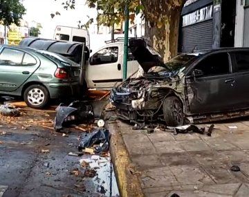 Tremendo accidente en Chacarita: auto chocó contra un árbol y coches estacionados