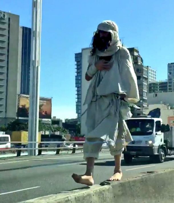 El hombre camina por la avenida General Paz