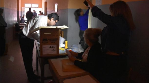 Con inconvenientes por el apagón, se desarrollaron las elecciones en cuatro provincias del país