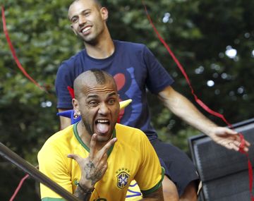 Le salen todas: Dani Alves