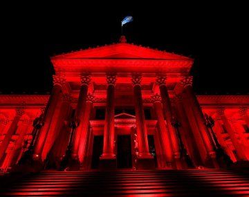 El Congreso se iluminó de rojo por la salud menstrual
