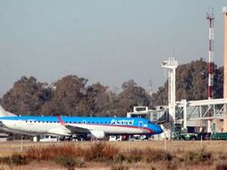 rosario: avion de austral tuvo un aterrizaje de emergencia