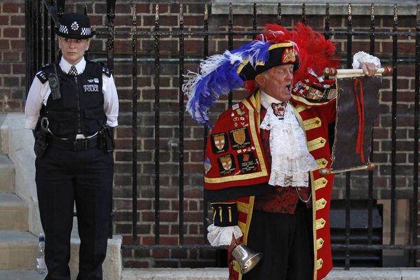 El pregonero Tony Appleton (d) anuncia el nacimiento.