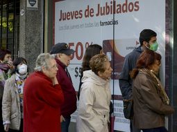Las largas colas de jubilados en los bancos de todo el país en fotos