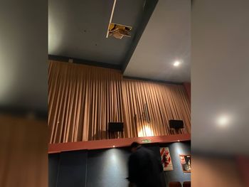 Fueron a ver Destino final, les cayó encima el techo del cine y se salvaron de milagro