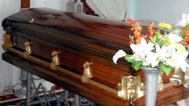 Los familiares de una mujer escucharon ruidos y movimientos en el ataúd.