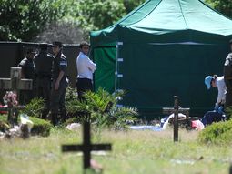asi exhumaron el cuerpo de luciano arruga en el cementerio de chacarita