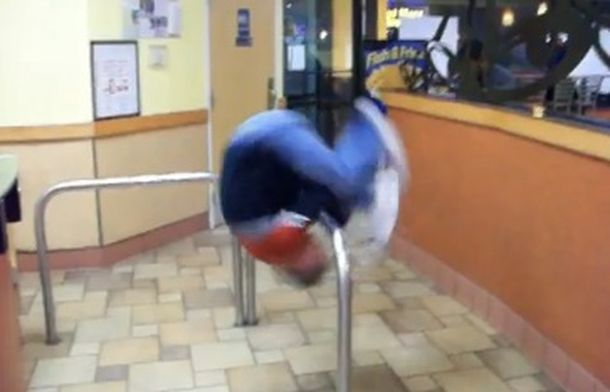 VIDEO: Un gimnasta en una casa de comidas rápidas