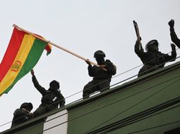 Los policías colgaron banderas bolivianas en las vallas que protegen el Palacio Presidencial