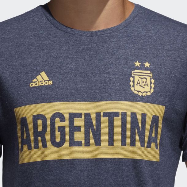 Polémica en las redes por una remera de Argentina parecida a la de Boca