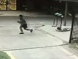 Salvaje ataque de motochorros: robaron una cartera y le dispararon a un policía