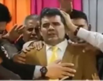 VIDEO: Se desplomó el escenario en el que evangelistas bendecían a Alfredo Olmedo