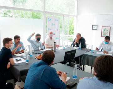 Cumbre con intendentes: algunos municipios se resisten a aplicar un toque de queda 