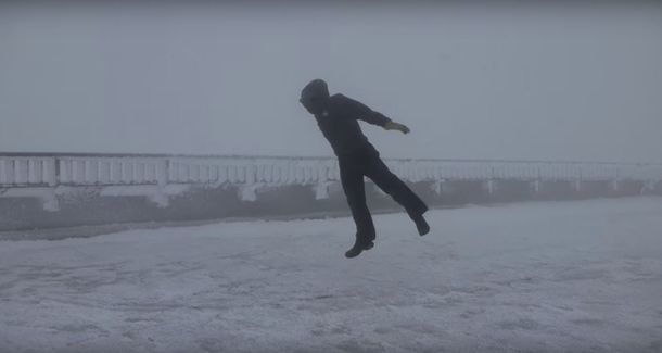VIDEO: Un hombre se divierte con vientos de 160km/h