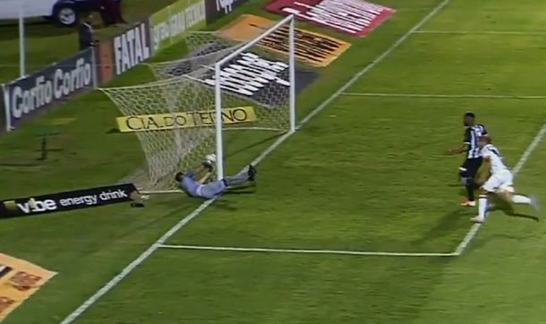 El engaño del arquero del Figueirense al árbitro para evitar un gol lícito de Ponte Preta