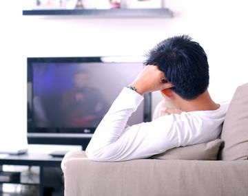 Mirar televisión y estar sentado aumentan las posibilidades de cáncer