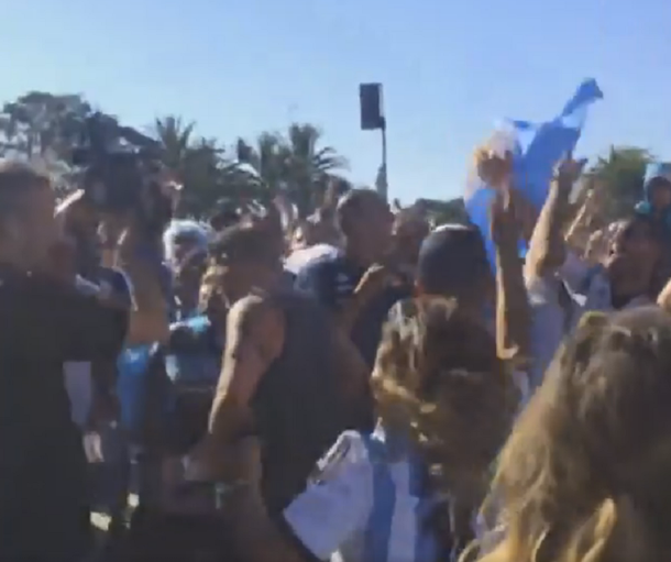 El nuevo hit de los hinchas argentinos: Vos no tenés los huevos que tiene el Che...