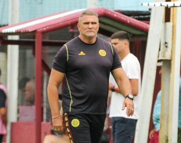 El DT de Flandria sufrió un pico de presión en pleno partido y renunció