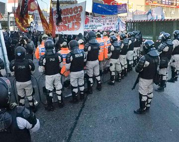Corte en Puente Pueyrredón por protesta de trabajadores de una papelera